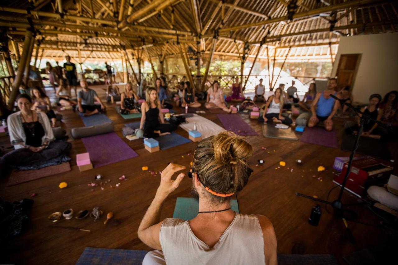 Flowers & Fire Yoga Garden ギリ・アイル エクステリア 写真